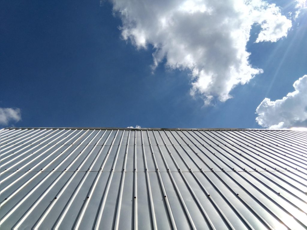 telhas de aço galvanizado e céu azul