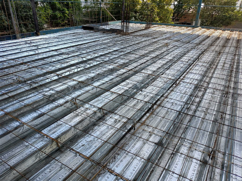 Laje steel deck e armadura de aço montadas para concretagem em construção civil.